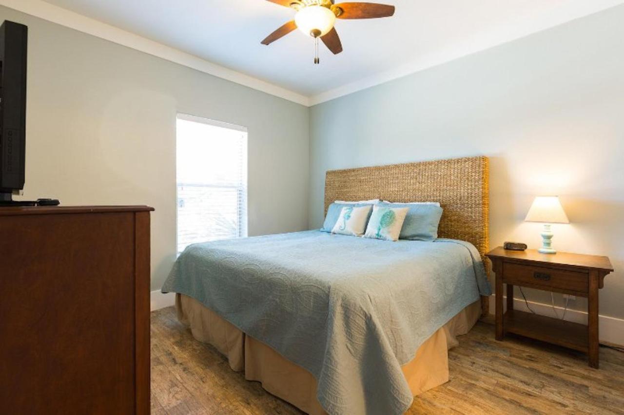 The Pelicans Nest - Beachfront 4 Bdrm 4 And Half Bath With Pool And Hot Tub! Holiday home